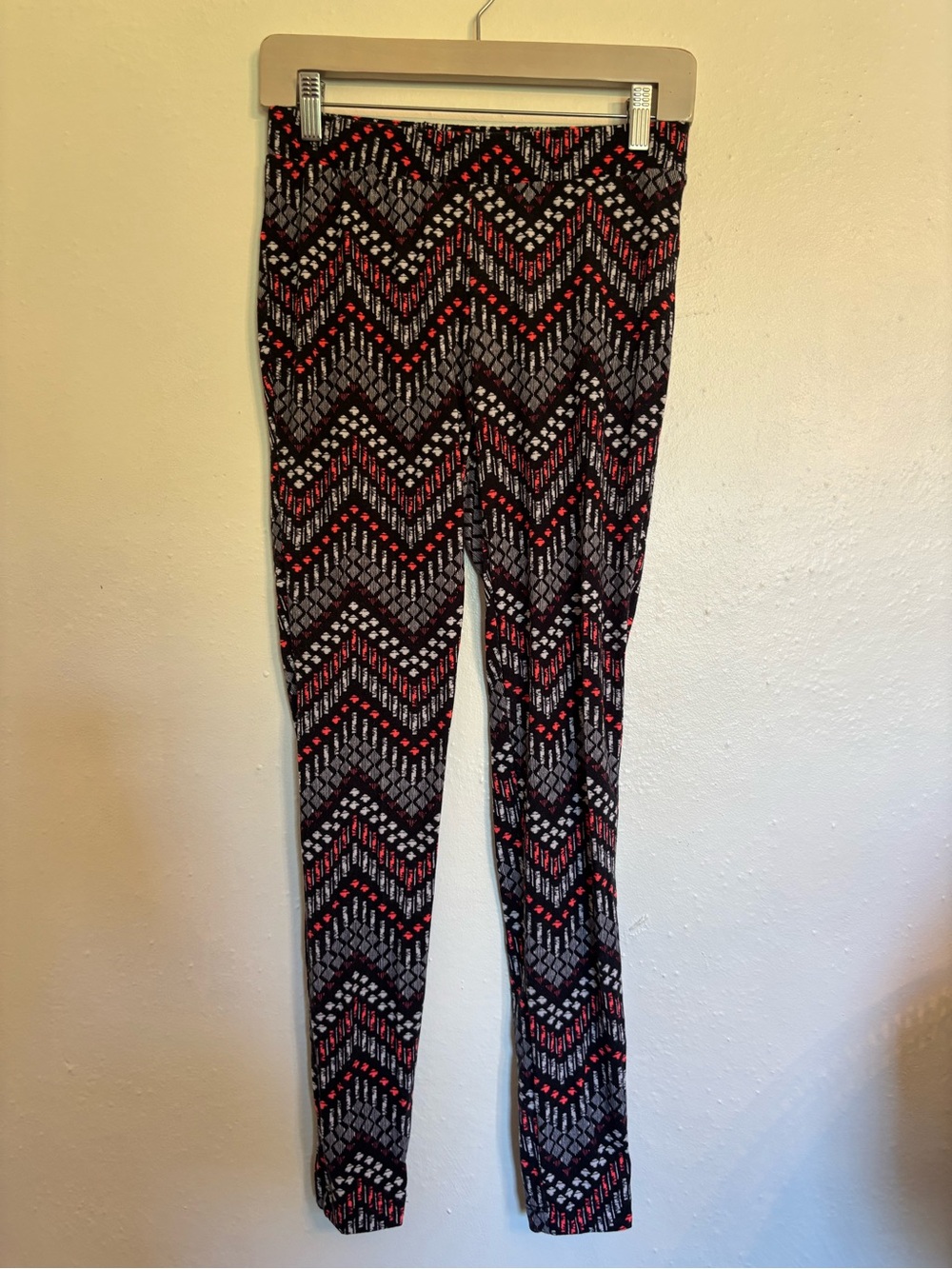 Maurice’s- Printed Chevron Leggings in Black and orange